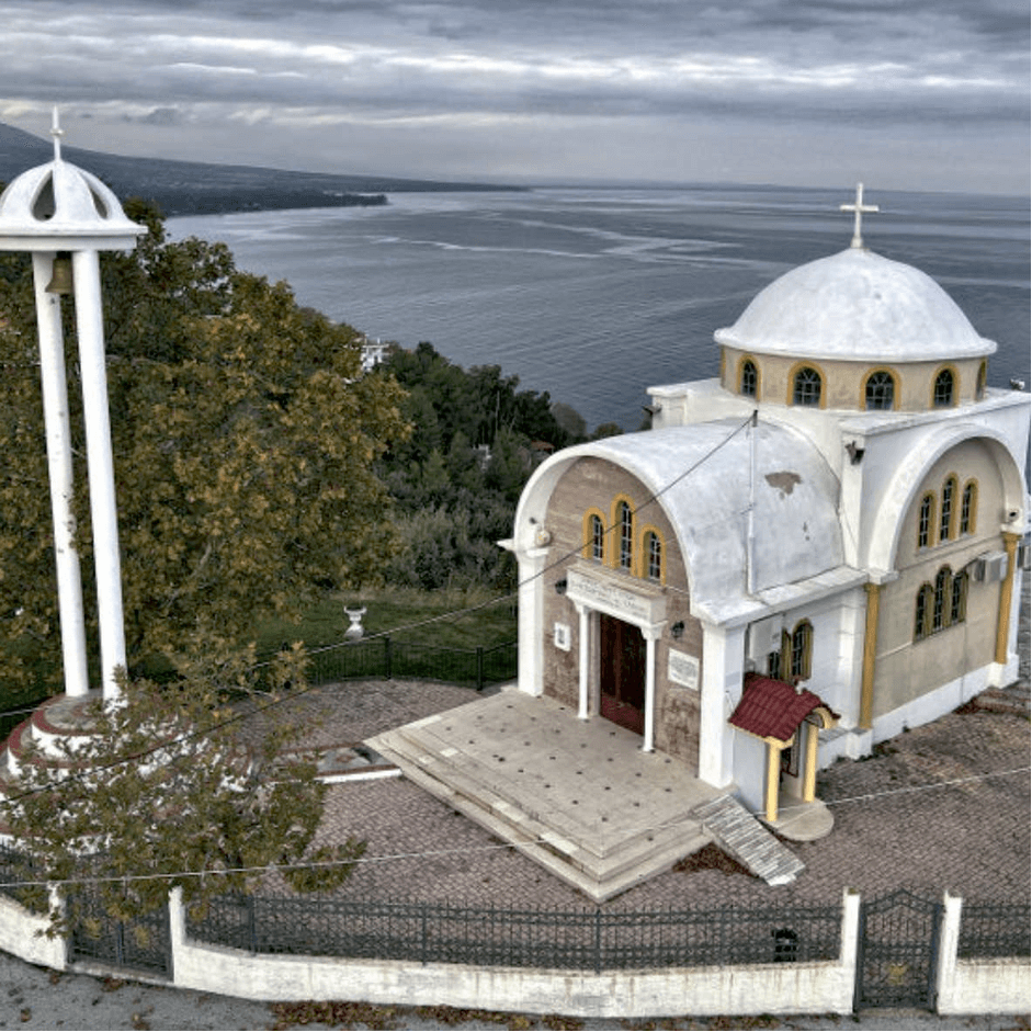 Φωτογραφία του Ιερού Ναού ΑΓΙΩΝ ΚΩΝΣΤΑΝΤΙΝΟΥ και ΕΛΕΝΗΣ από ψηλά